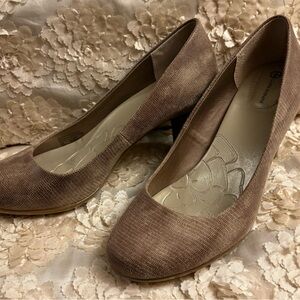 Giani Bernini Taupe Textured Leather Slip-Ons w Padded Insole & Stacked 3” Heel